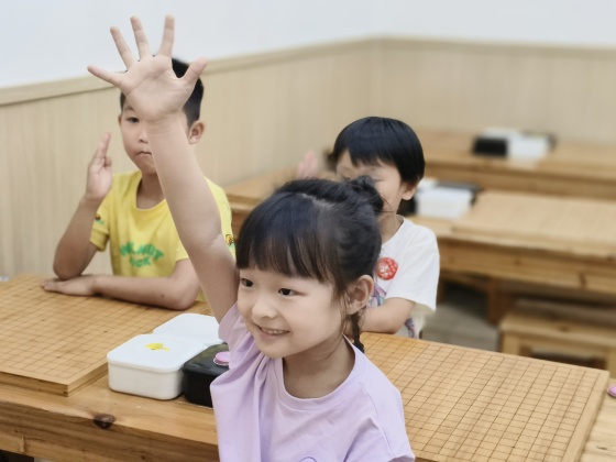 在歡樂的課堂里，孩子們沉浸在愉悅的氛圍中，享受著每一次的探索與學習~_副本.jpg