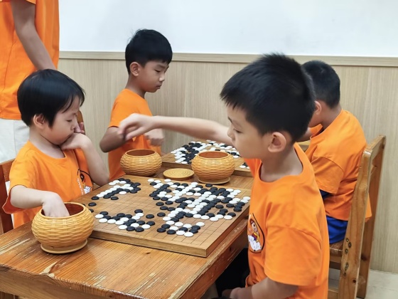 在棋盤上，執(zhí)掌風(fēng)云變化的小棋手_副本.jpg
