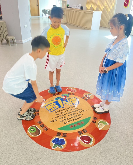 周日基礎(chǔ)班課間活動，孩子們最喜歡玩的蘿卜蹲游戲_副本.jpg